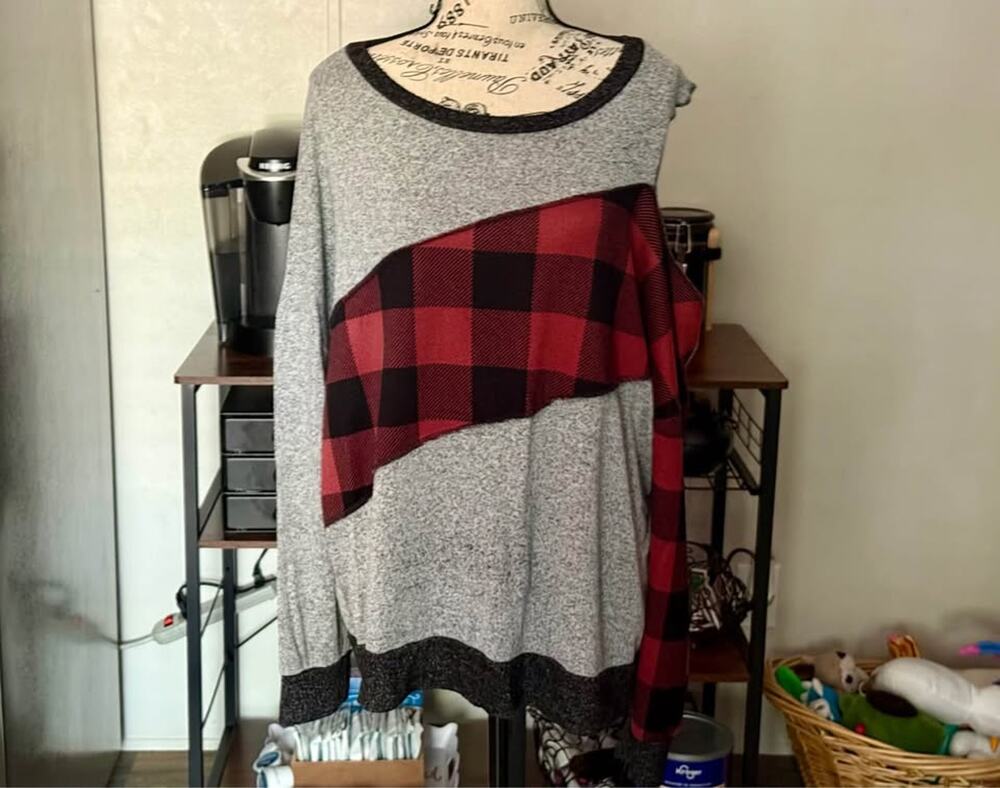 Women’s Haptics Long Sleeve Plaid Top w/Cold Shoulder Size Large